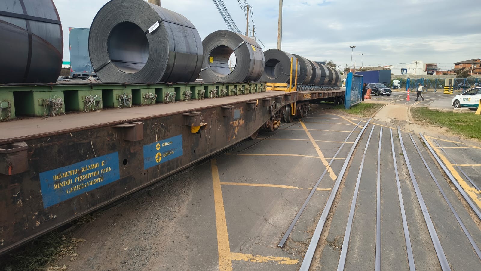 Vagões de trem descarrilam e rua é interditada em Hortolândia