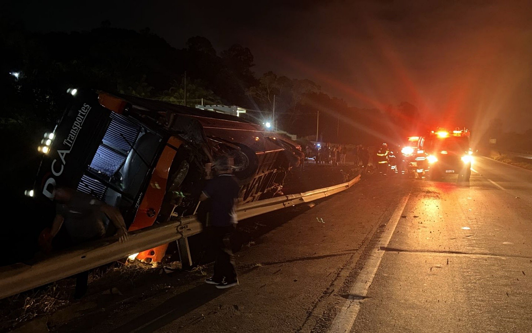 Ônibus tomba na Fernão Dias e motorista fica ferido em Pouso Alegre (MG)