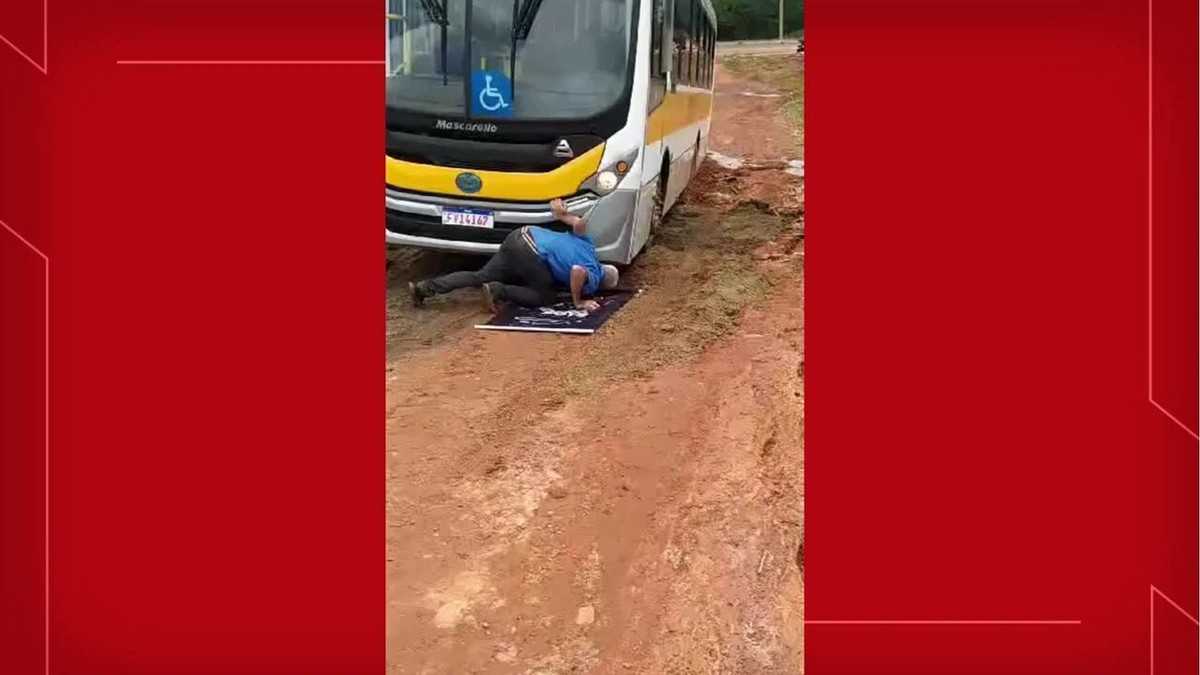Ônibus escolares atolam e prejudicam estudantes de escolas públicas na capital do país; veja imagens