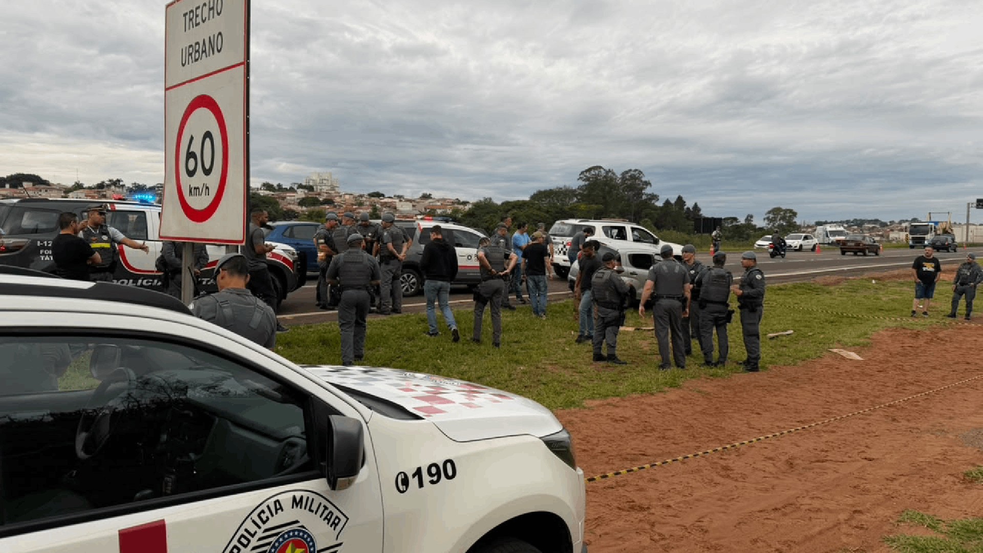 Suspeitos morrem em confronto com a PM na SP-300 em Botucatu após assalto a comércio em Bauru