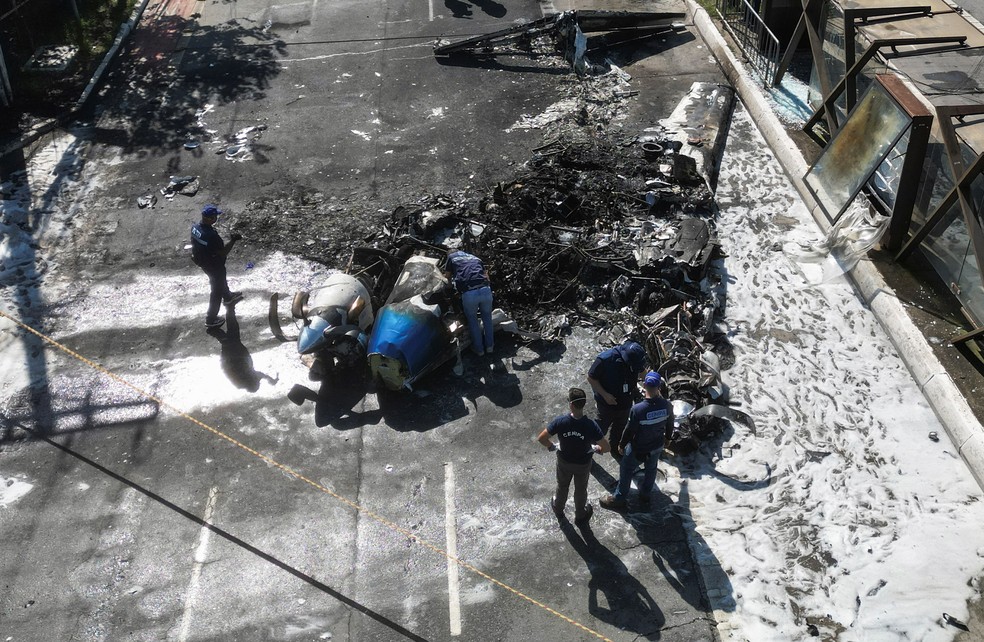 Imagem de drone mostra destroços de avião que caiu na Avenida Marquês de São Vicente, na Zona Oeste de São Paulo. — Foto: Reuters/Tuane Fernandes