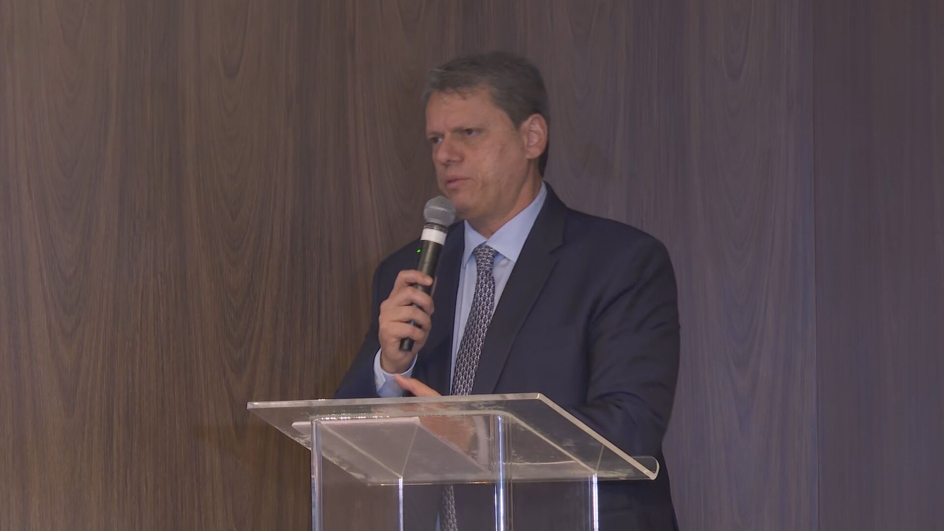 'Me arrependo muito da postura reativa que tive' com câmeras corporais, afirma Tarcísio 