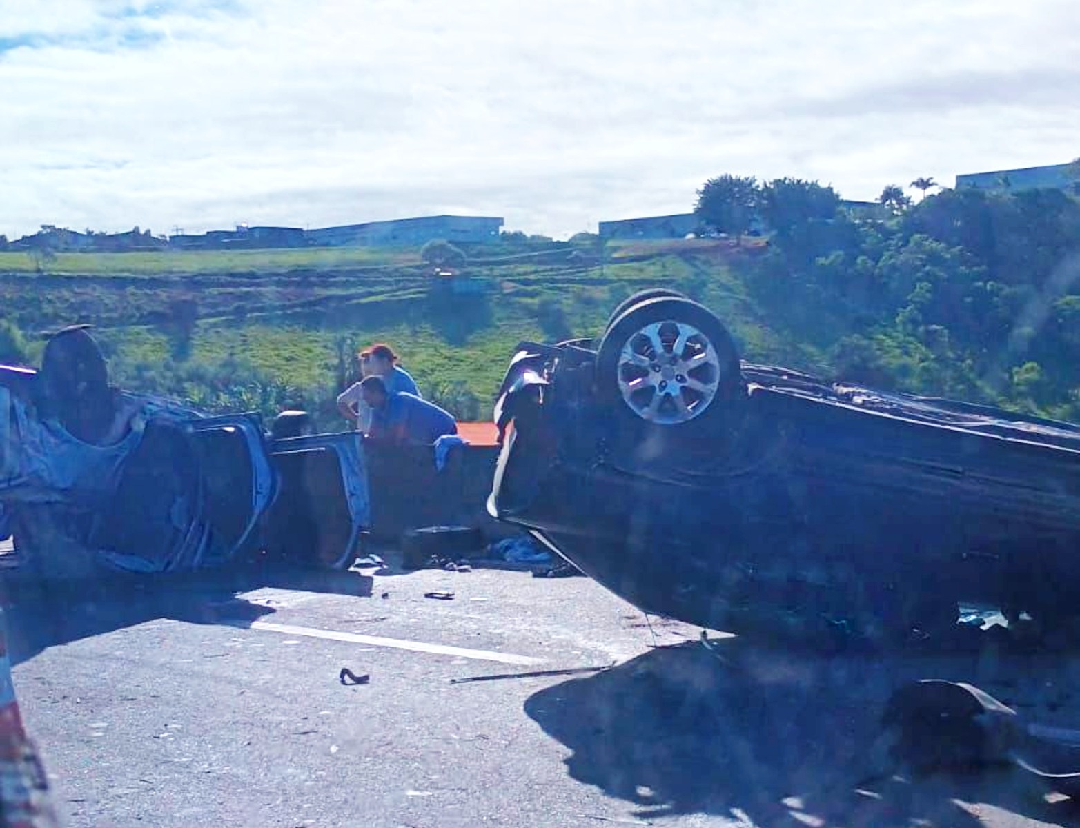 Carros capotam após acidente na rodovia Presidente Dutra em São José dos Campos