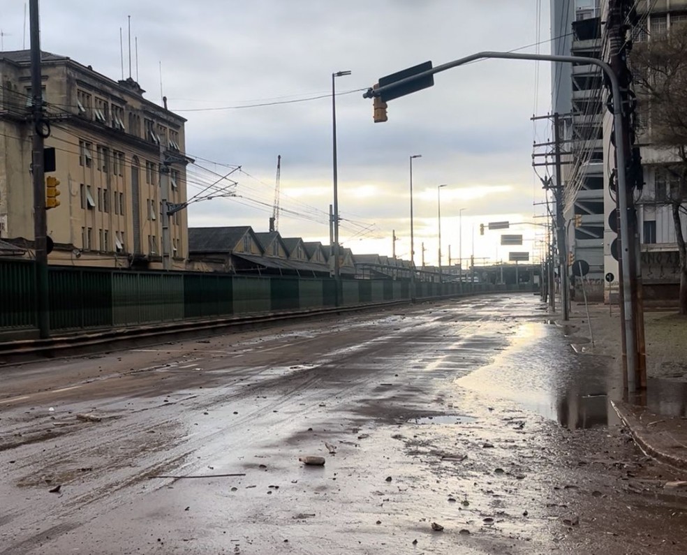 Avenida Mauá após alagamento em Porto Alegre — Foto: Léo Bartz/RBS TV