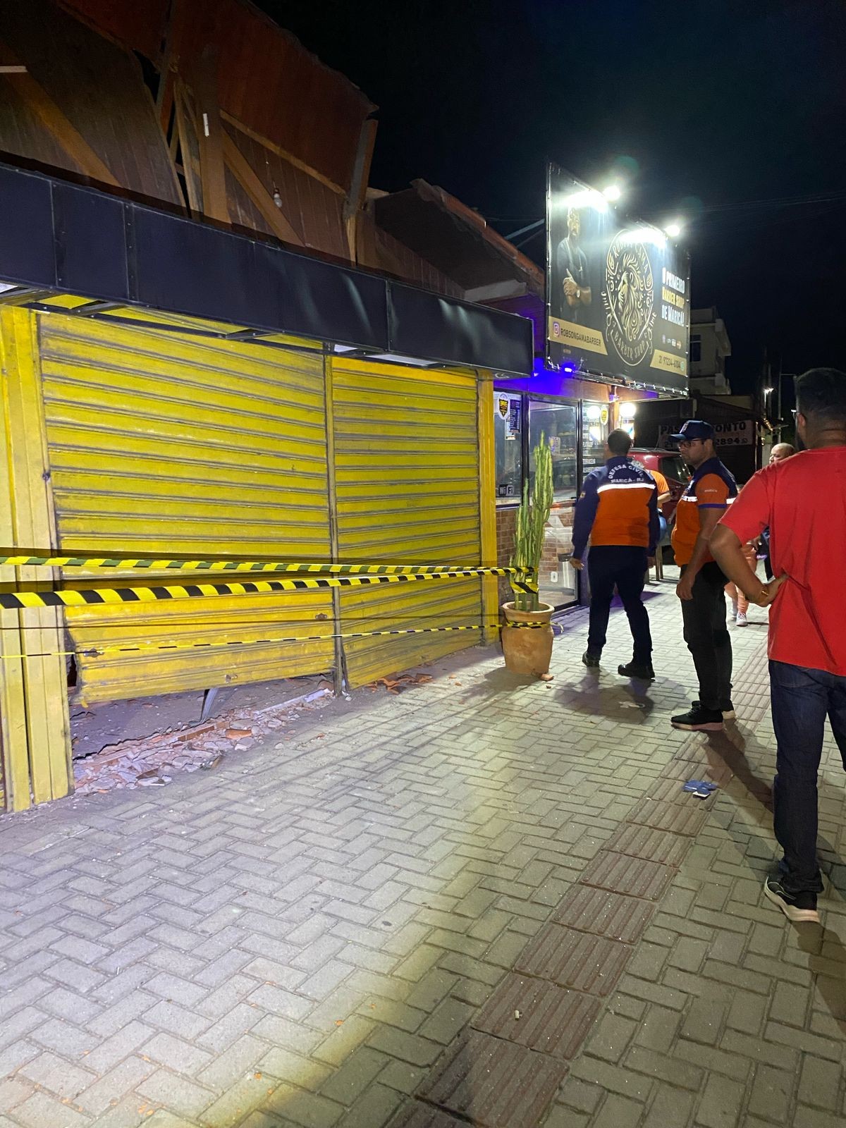 Telhado de estabelecimento comercial desaba no Centro de Maricá; homem fica ferido