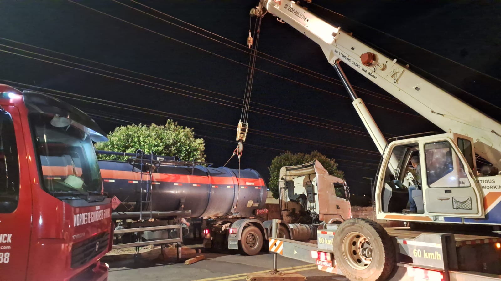 Carreta carregada com mais de 20 mil litros de combustível tomba em rua no interior de SP