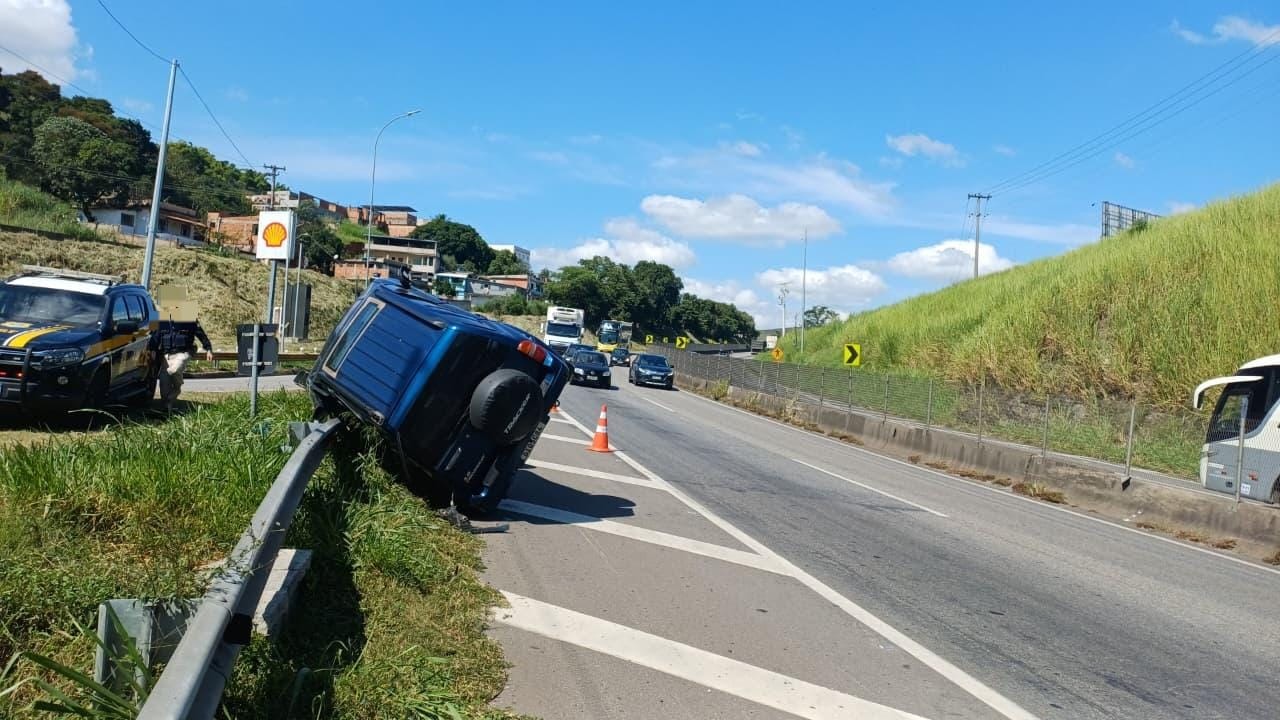 Motorista perde controle de carro e capota na Via Dutra, em Barra Mansa
