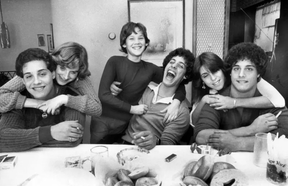 David, Bobby e Eddie (na foto com seus irmãs e irmãos adotados) foram colocados em famílias de diferentes classes e rendas como forma de pesquisar o peso da genética e do meio ambiente na forma como cada um se desenvolvia. — Foto: Getty Images via BBC