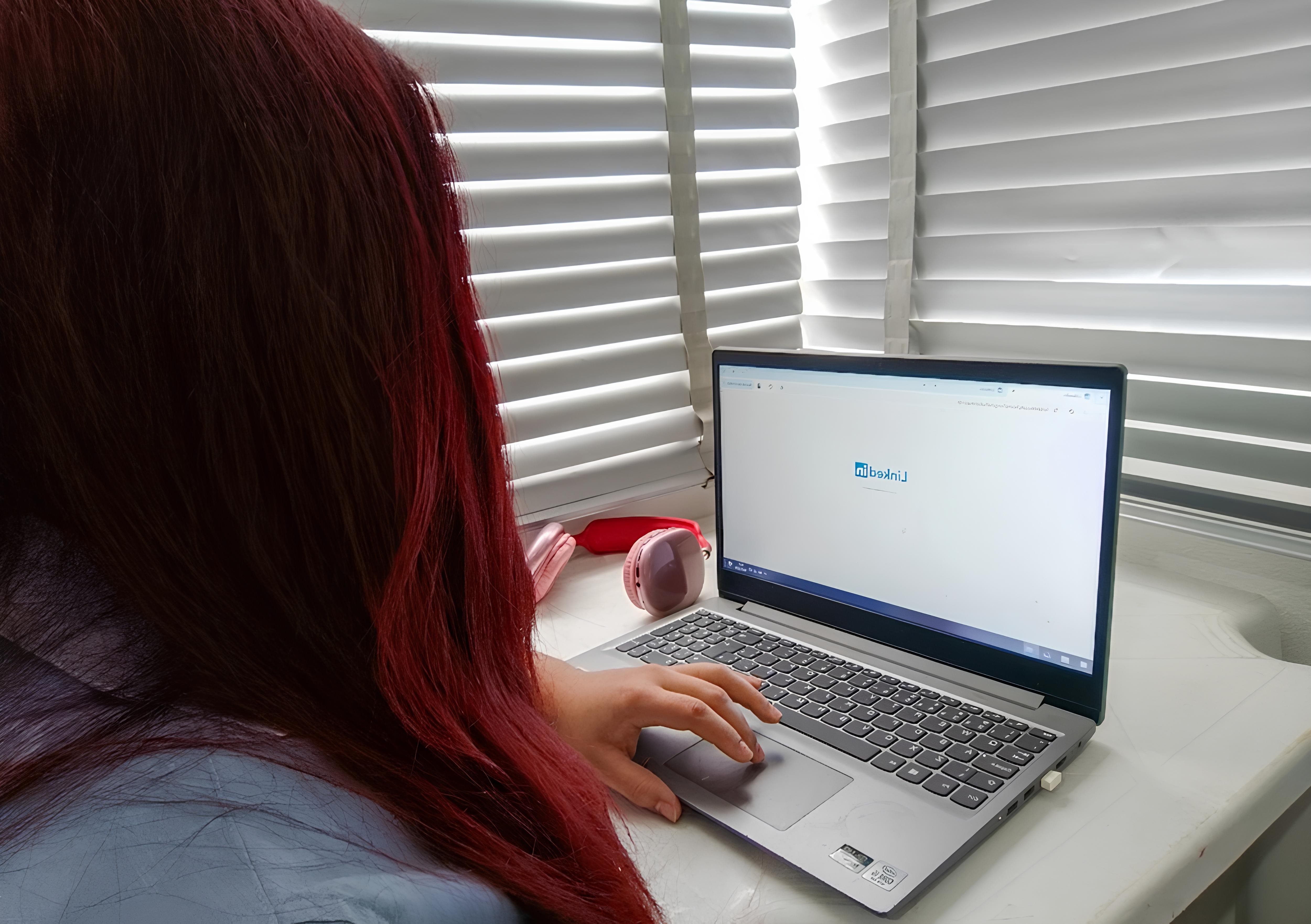 Mais candidatos, mais etapas e pouco retorno: por que parece que buscar um emprego ficou tão difícil