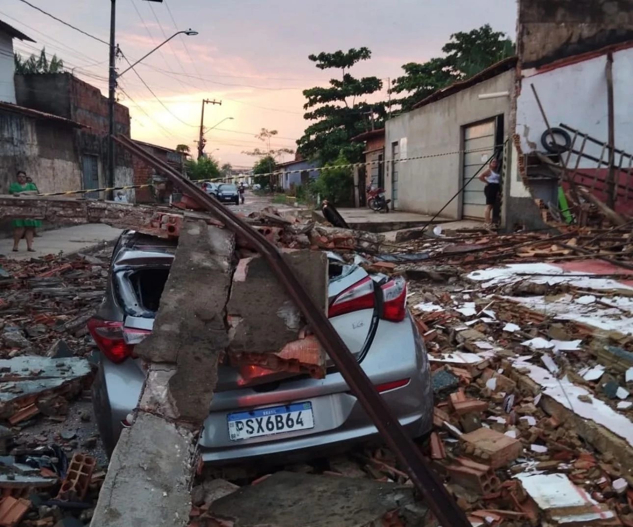 Telhado e muro de lava a jato desabam sobre veículos durante ventania, em Imperatriz; ninguém ficou ferido