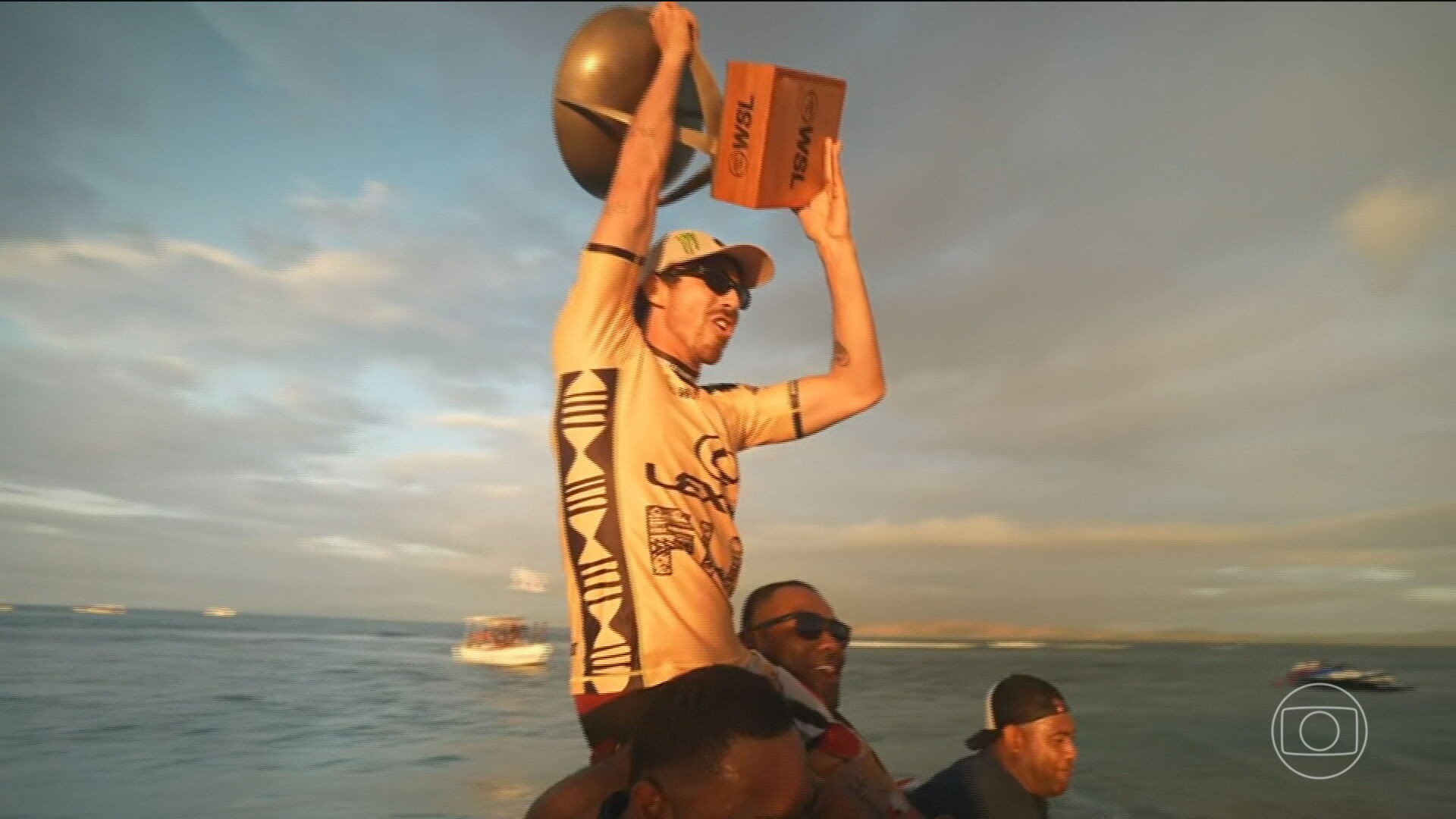 Novo campeão mundial de surfe, Yago Dora cumpre promessa e repete cabelo de Ronaldo na Copa de 2002