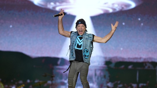 Bruce Dickinson compara políticos brasileiros a diabo e canta música que ficou 41 anos sem ser tocada - Em show enérgico, cantor do Iron Maiden incluiu faixa ‘rara’ da banda e relembrou estreia no país.