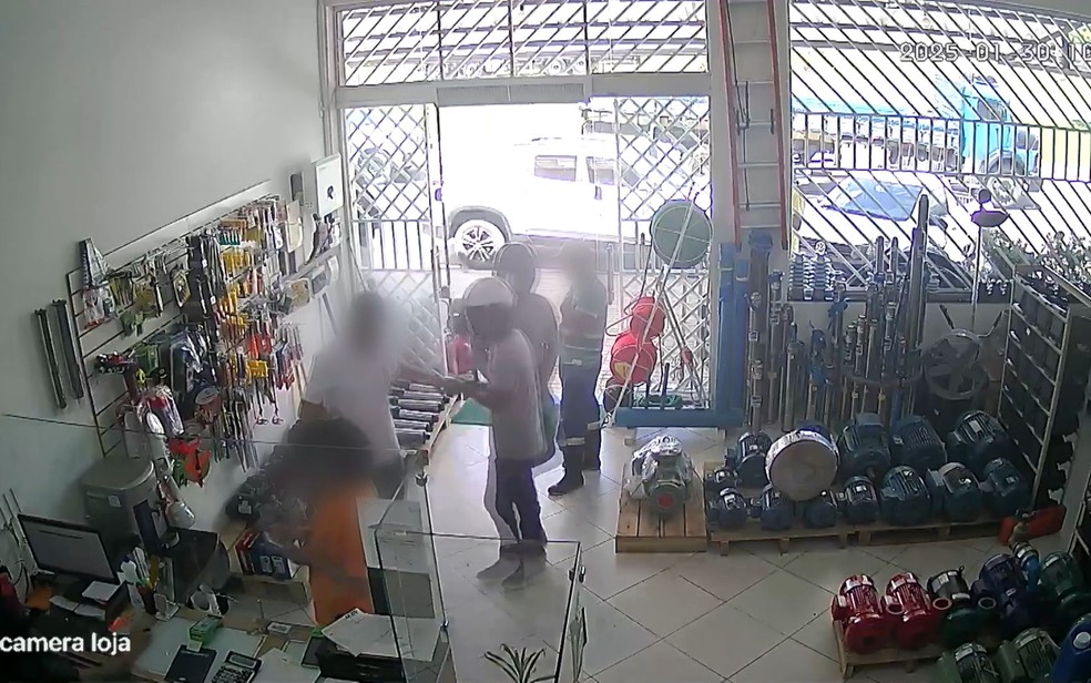 Câmera filmou ação de assaltantes em Itamaraju — Foto: Rildo de Jesus/ TV Bahia