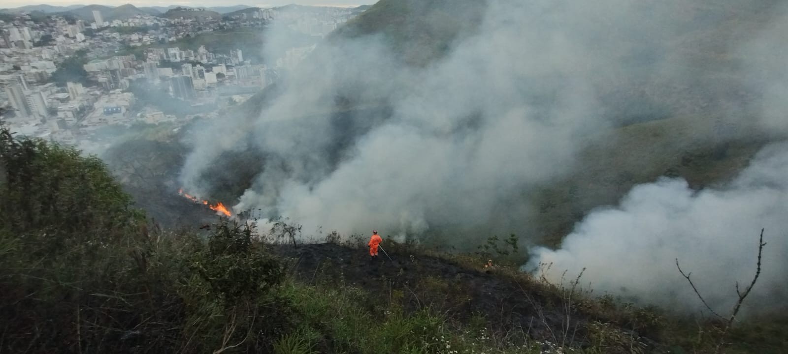 Incêndio atinge cerca de dois hectares de vegetação em Juiz de Fora 