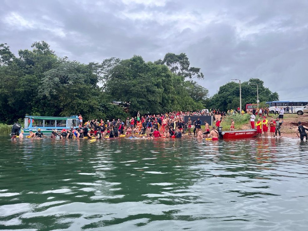 Militares do Corpo de Bombeiros participam de treinamento no Rio Paraná, em Rosana (SP) — Foto: Beto Suniga