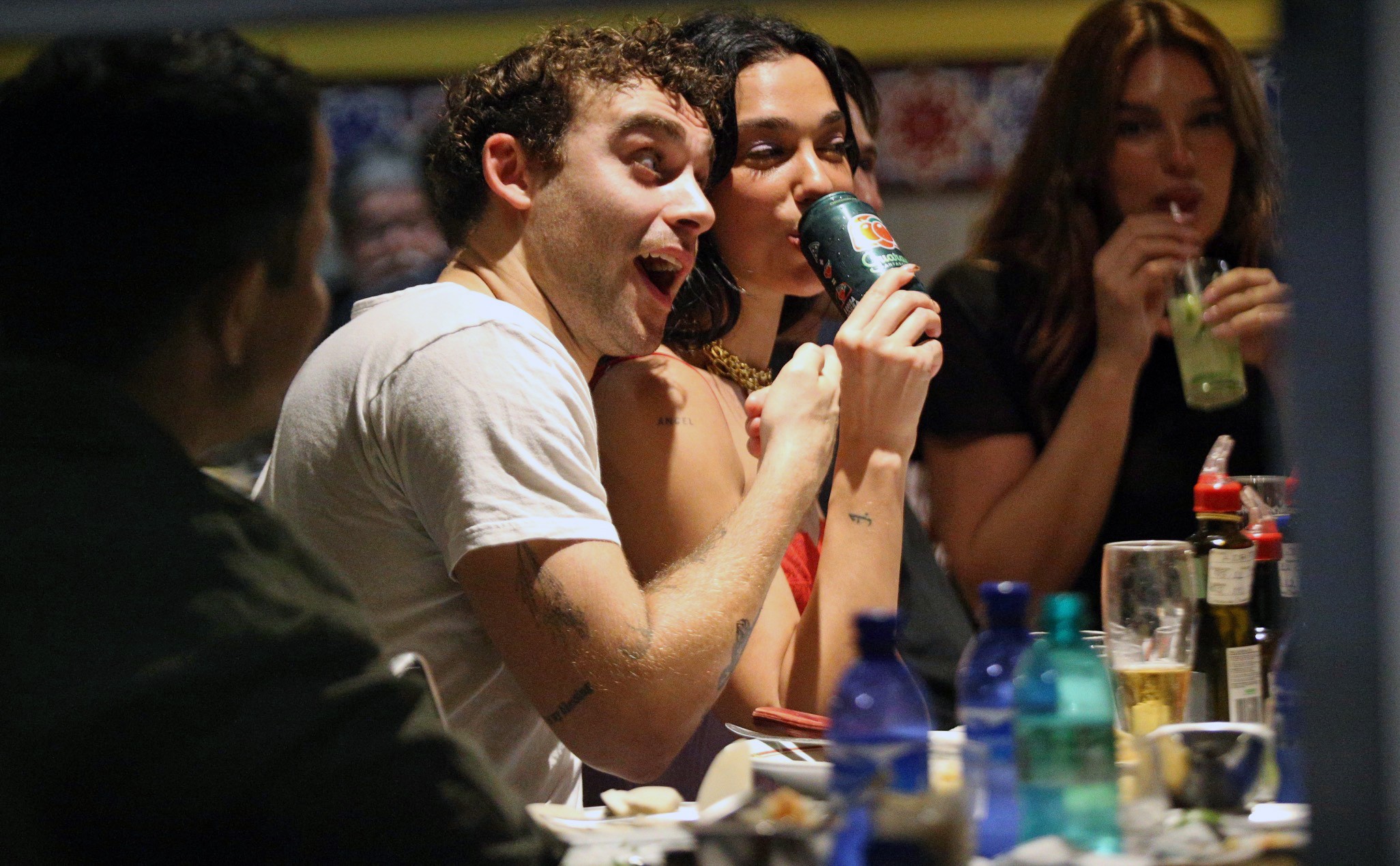 Dua Lipa provou guaraná? Rolé pela Gávea teve ‘ensaio’ com latinha