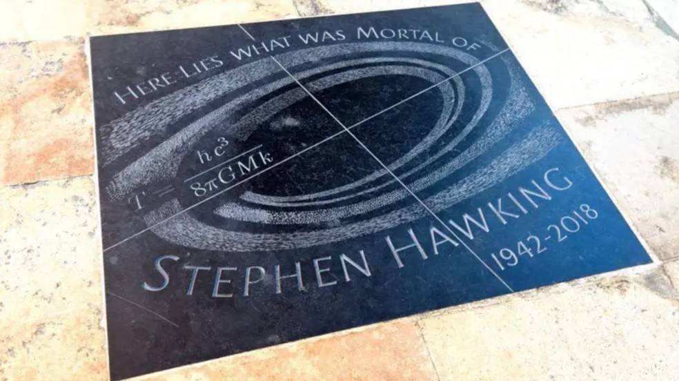 Além da equação, está escrito em sua lápide: 'Aqui jaz o que era mortal de Stephen Hawking (1942-2018)' — Foto: Getty Images/via BBC