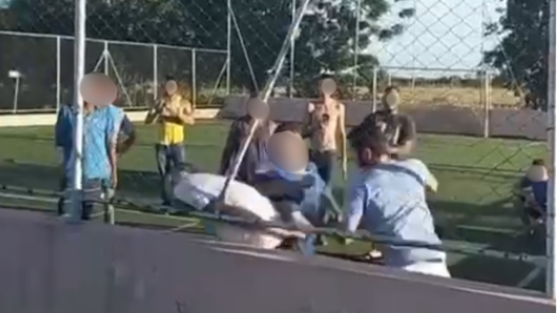 VÍDEO: jovem suspeito de abusar de criança é espancado por grupo em quadra no interior de SP