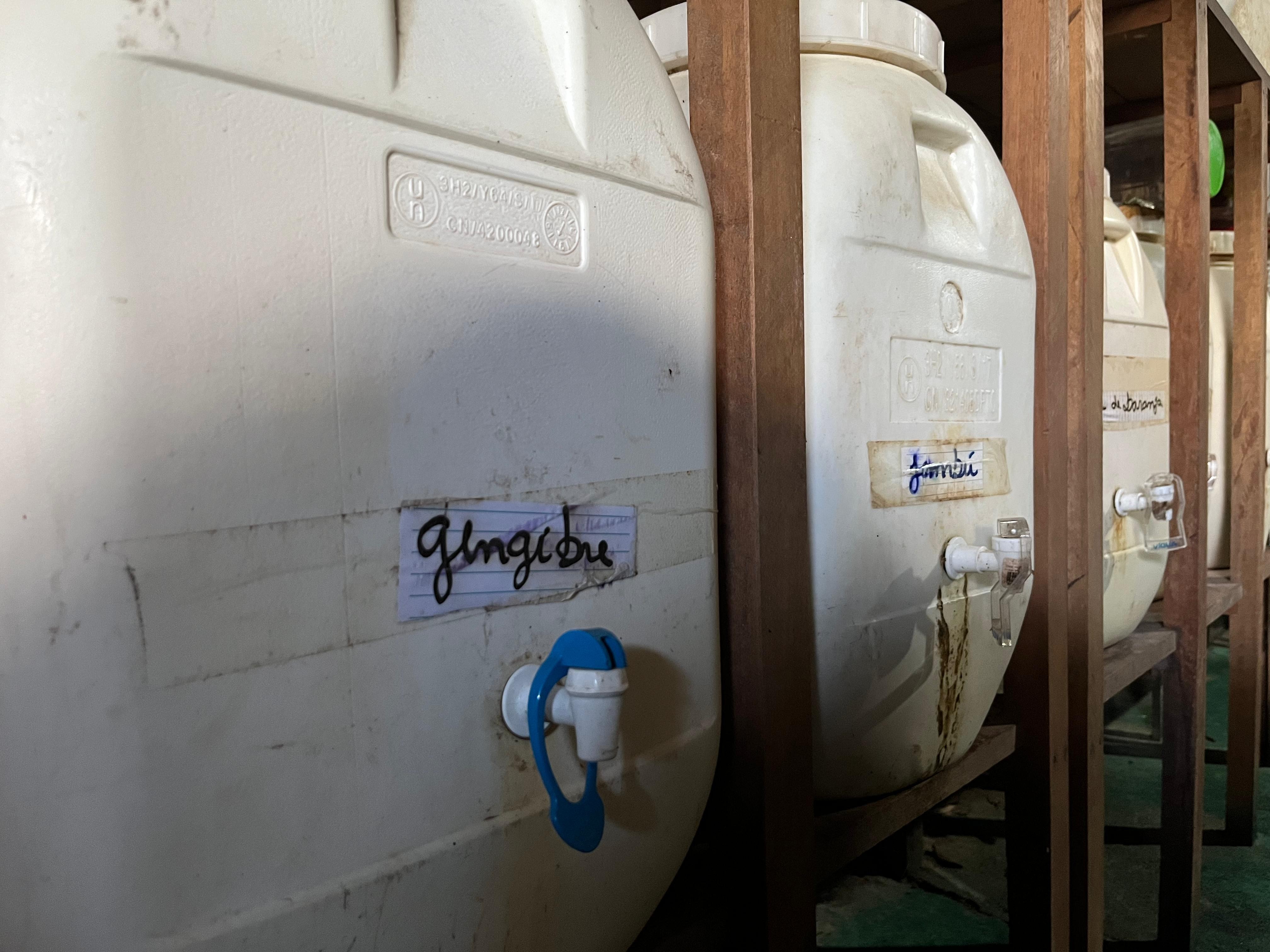Bebidas passam pelo processso de infusão e são armazenadas em galões. — Foto: Yara Ramalho/g1 RR