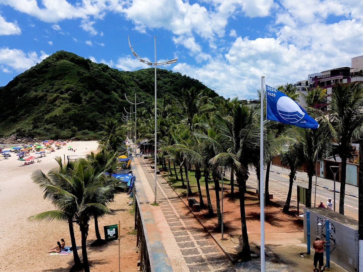 Guarujá fiscaliza comércios na Praia do Tombo e descarta alimentos irregulares