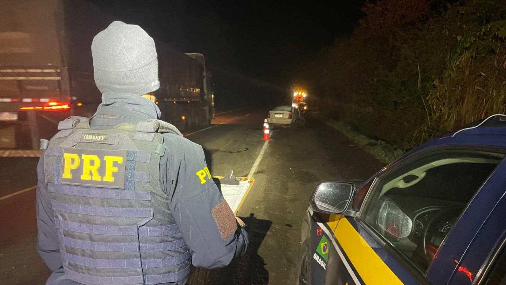 Motorista morre em acidente envolvendo três carros durante a madrugada em estrada no RS; quatro pessoas ficaram feridas