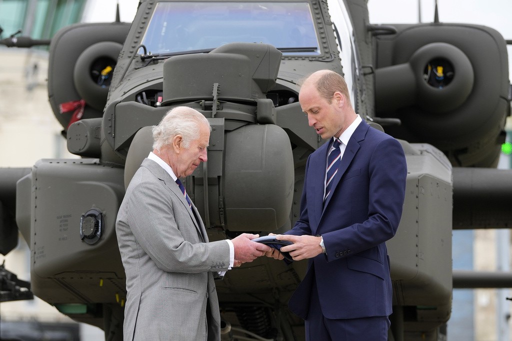 Rei Charles III entrega comando das Força Aérea para William e revela ter perdido paladar com quimioterapia