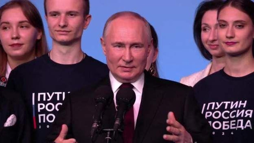 Putin aparece em discurso no qual anuncia ser vencedor das eleições presidenciais. — Foto: Reuters via BBC