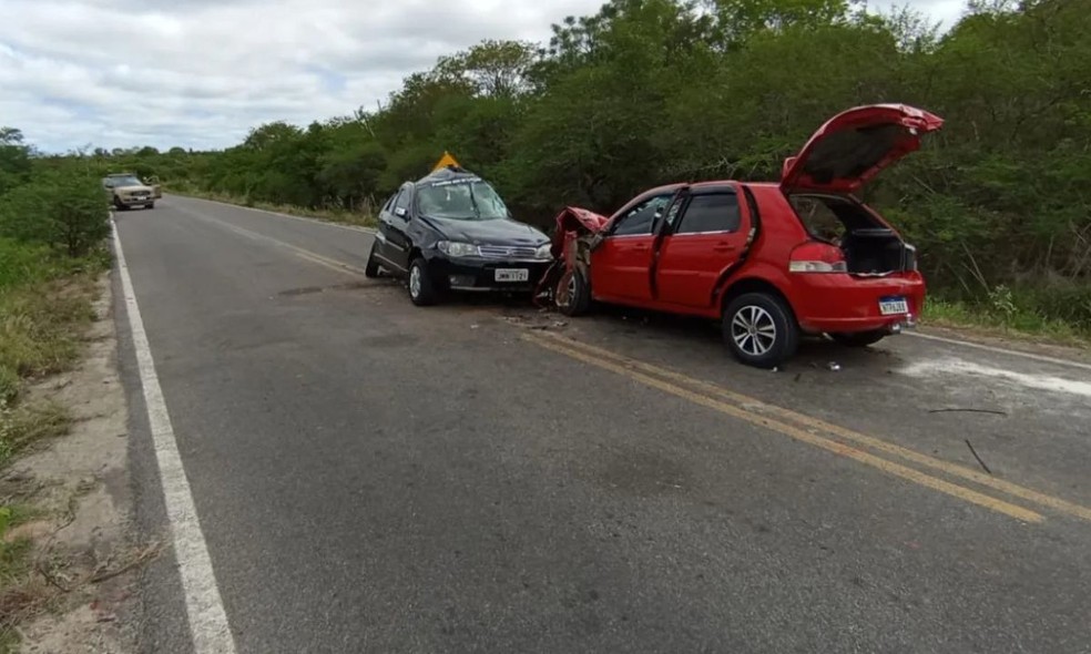 Sobrinho perdeu o controle da direção, invadiu a contramão e colidiu contra o carro do tio. — Foto: Raimundo Mascarenhas/Calilanoticias