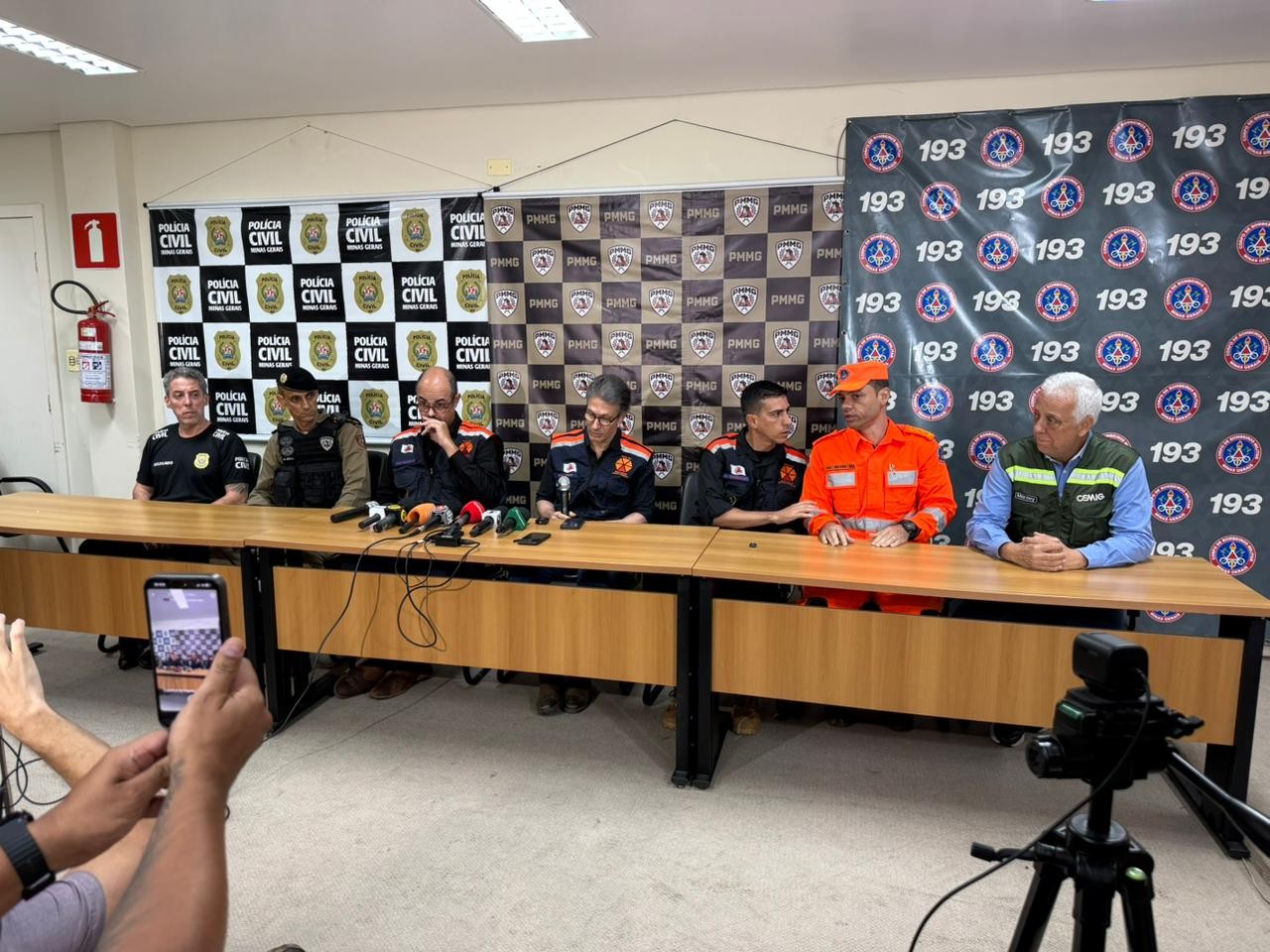 Bombeiros já resgataram quase 100 pessoas com vida após deslizamentos em Juiz de Fora, diz Zema