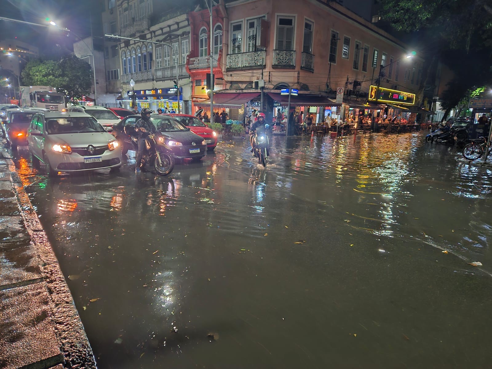 Sirenes são acionadas na Zona Norte do Rio após chuva forte nesta sexta-feira; cai granizo em Japeri