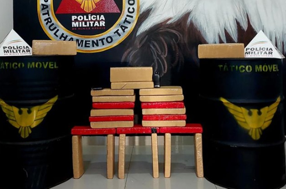 Suspeito é flagrado com 25 kg de maconha em rodovia e preso pela PM em São Sebastião do Paraíso (MG) — Foto: Divulgação/Polícia Militar