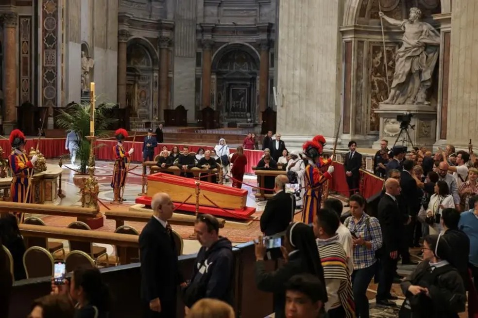 Milhares estão prestando homenagens a Francisco. — Foto: Reuters via BBC