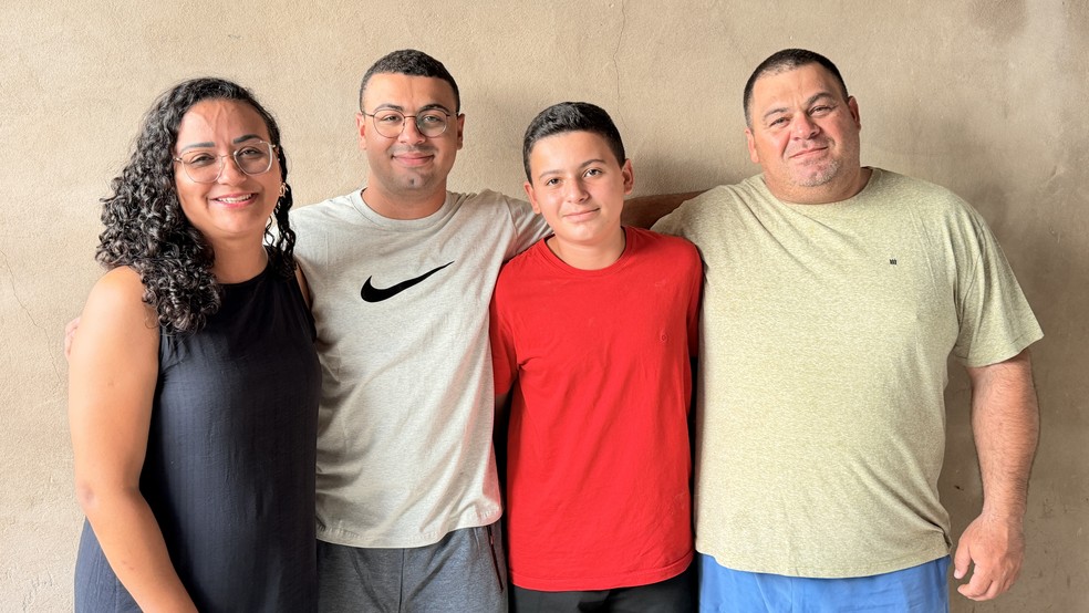 Família de João Gabriel Motta celebra juntos a conquista do rapaz — Foto: Reprodução/Portal Siga Mais