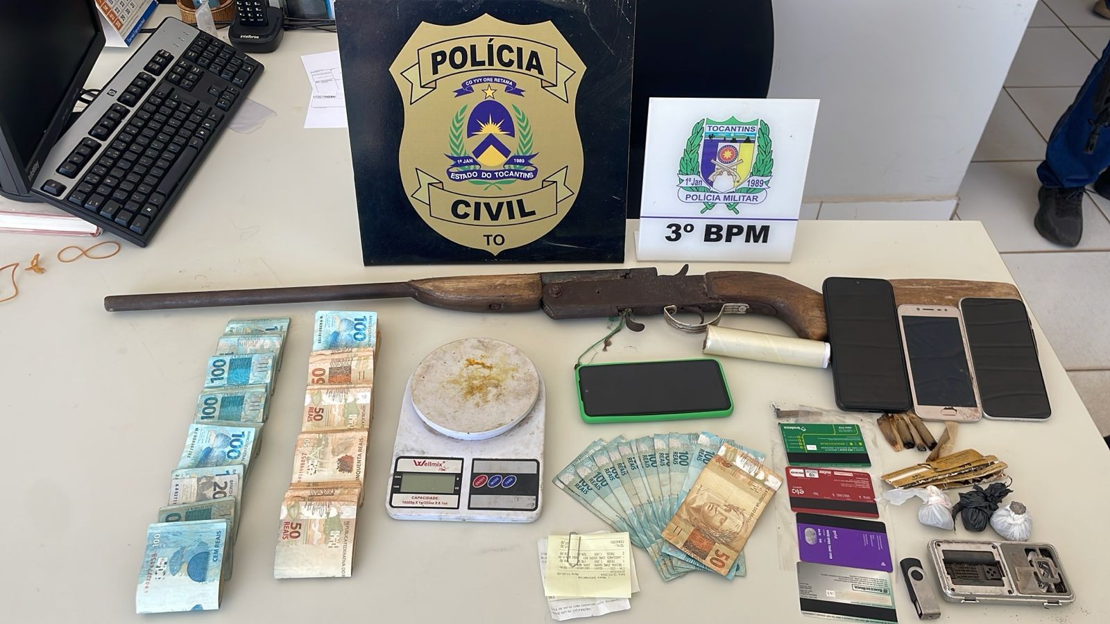 Três suspeitos são flagrados com R$ 15 mil, drogas e cartões de crédito durante operação policial