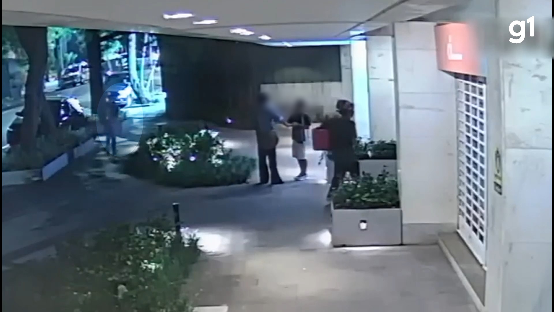 Criminoso usou disfarce de entregador durante assalto a escritório de advocacia no RS, mostram imagens