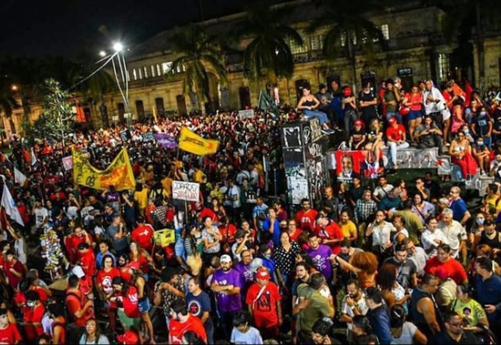 Manifestantes fixam cruzes em frente ao Mercado de São Brás, em