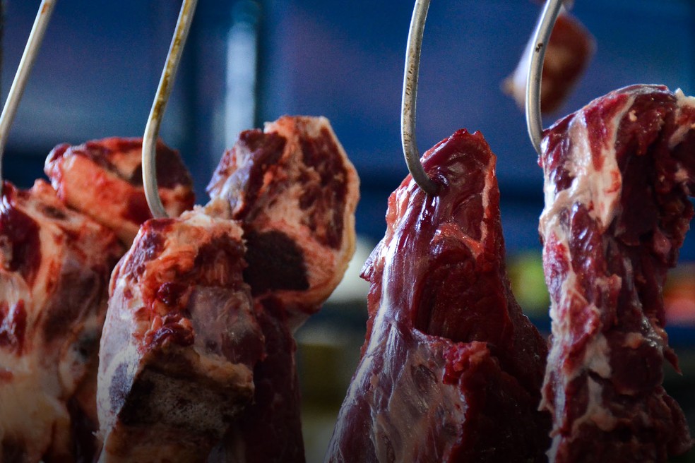 Pedaços de carne pendurados em ganchos — Foto: Reprodução/ MPPE