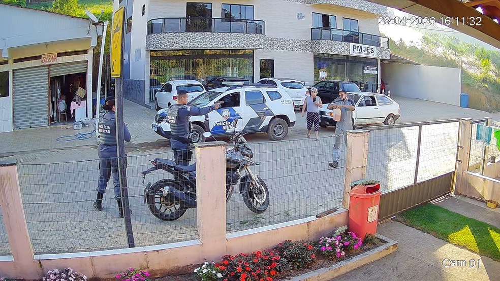 Homem ateou fogo na própria moto durante fiscalização de trânsito em Domingos Martins, na Região Serrana do Espírito Santo — Foto: Reprodução/Rede social