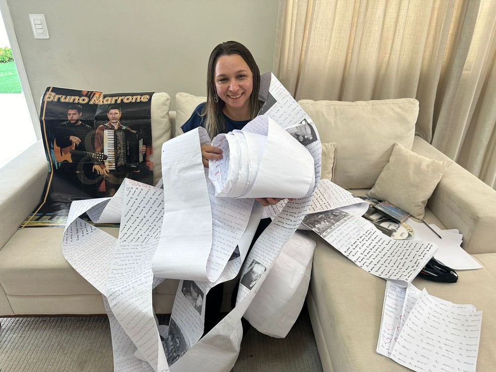 Fã com carta de mais de 500 metros escrita para Bruno e Marrone — Foto: Iara Nóbrega/Inter TV Costa Branca