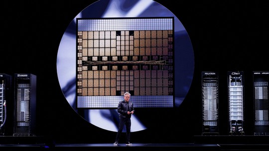 CEO da Nvidia enriquece R$ 33 bilhões e supera Bernard Arnault em ranking de bilionários - Com os ganhos desta terça-feira, Jensen Huang assumiu a 6ª colocação no ranking de bilionários da revista Forbes. As ações da fabricante de chips e semicondutores dispararam diante do otimismo de que Donald Trump concederá licenças para a empresa retomar vendas à China.