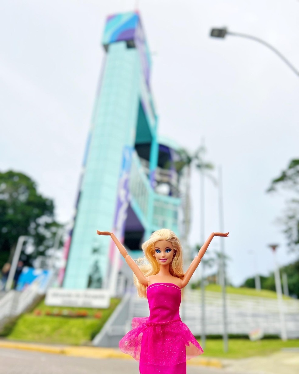 Barbie em frente ao mirante de Itapema — Foto: Prefeitura de Itapema/Divulgação