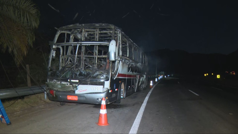 Ônibus com torcedores do Cruzeiro pega fogo na BR-040 em Nova Lima, na Grande BH — Foto: Reprodução/TV Globo