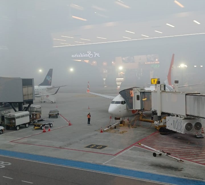 Aeroporto de Florianópolis fecha para pousos e decolagens por causa de nevoeiro