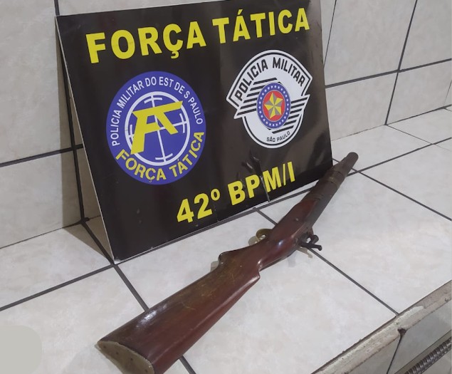 Jovem usa arma de fogo para 'ameaçar desafetos' e acaba preso por posse ilegal, em Marabá Paulista