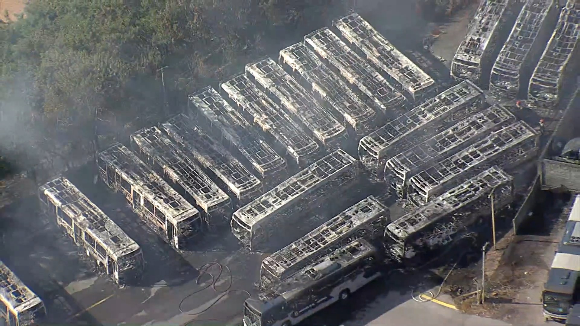 VÍDEO: imagens aéreas mostram destruição em garagem onde 27 ônibus pegaram fogo