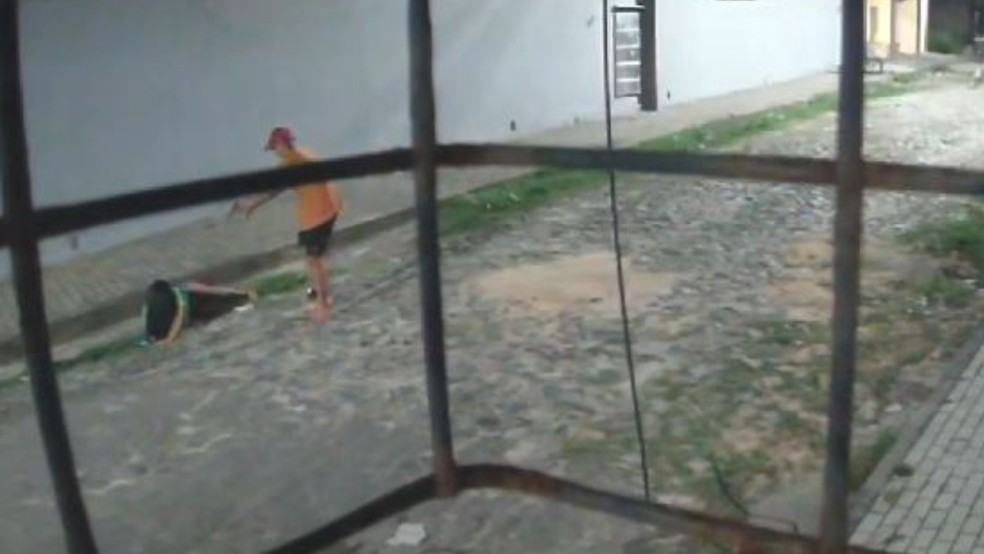 Mulher foge de tentativa de homicídio, cai na rua e escapa após arma falhar na hora do disparo em Caucaia. — Foto: Reprodução