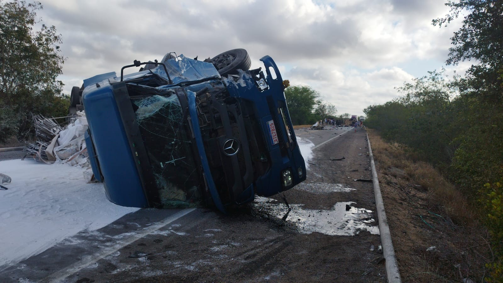 Caminhão tomba, derrama carga e provoca engavetamento entre vários veículos na BR-324