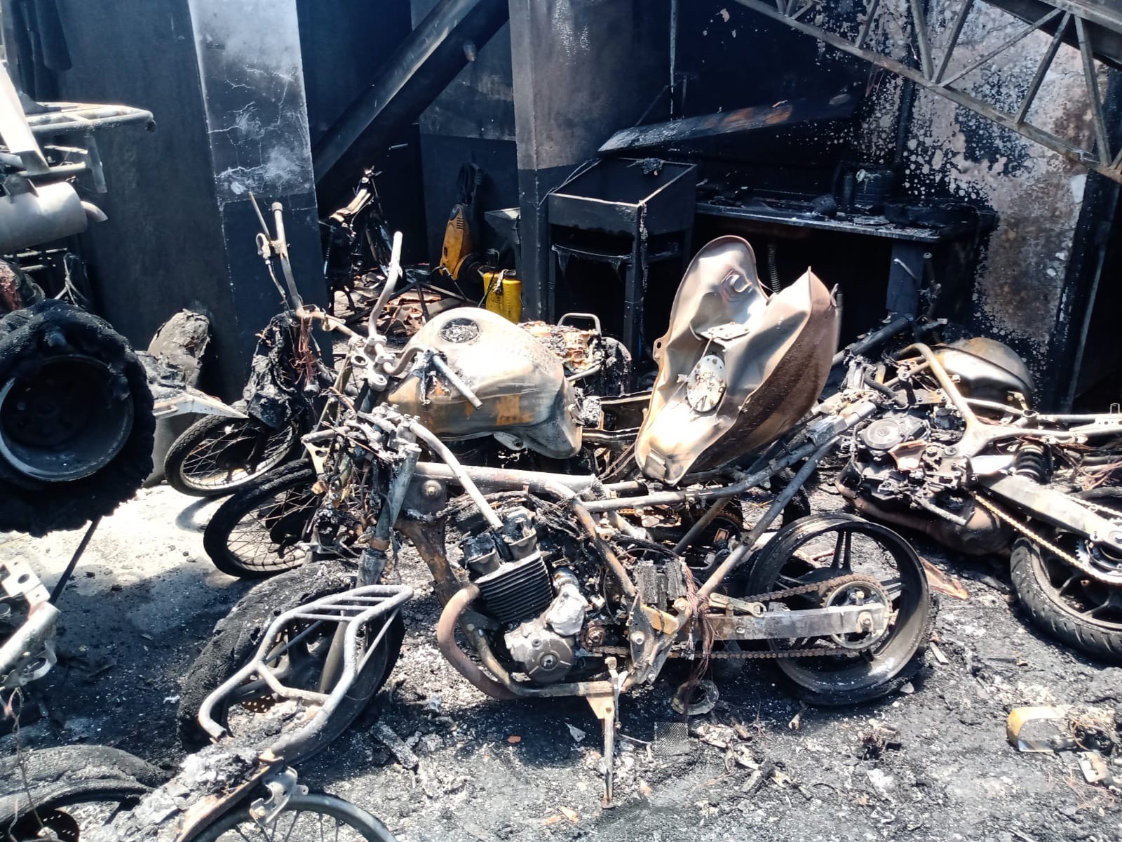 Proprietário de oficina de motos faz vaquinha após incêndio que causou prejuízo de quase R$ 1 milhão; vídeo