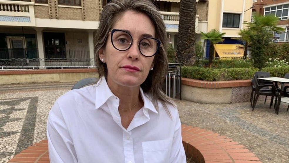 "Um dia, minha filha saiu da escola e disse: 'M&atilde;e, vi fotos minhas de topless circulando nas redes sociais'", diz Mar&iacute;a Blanco Rayo, m&atilde;e de uma menina de 14 anos &mdash; Foto: BBC