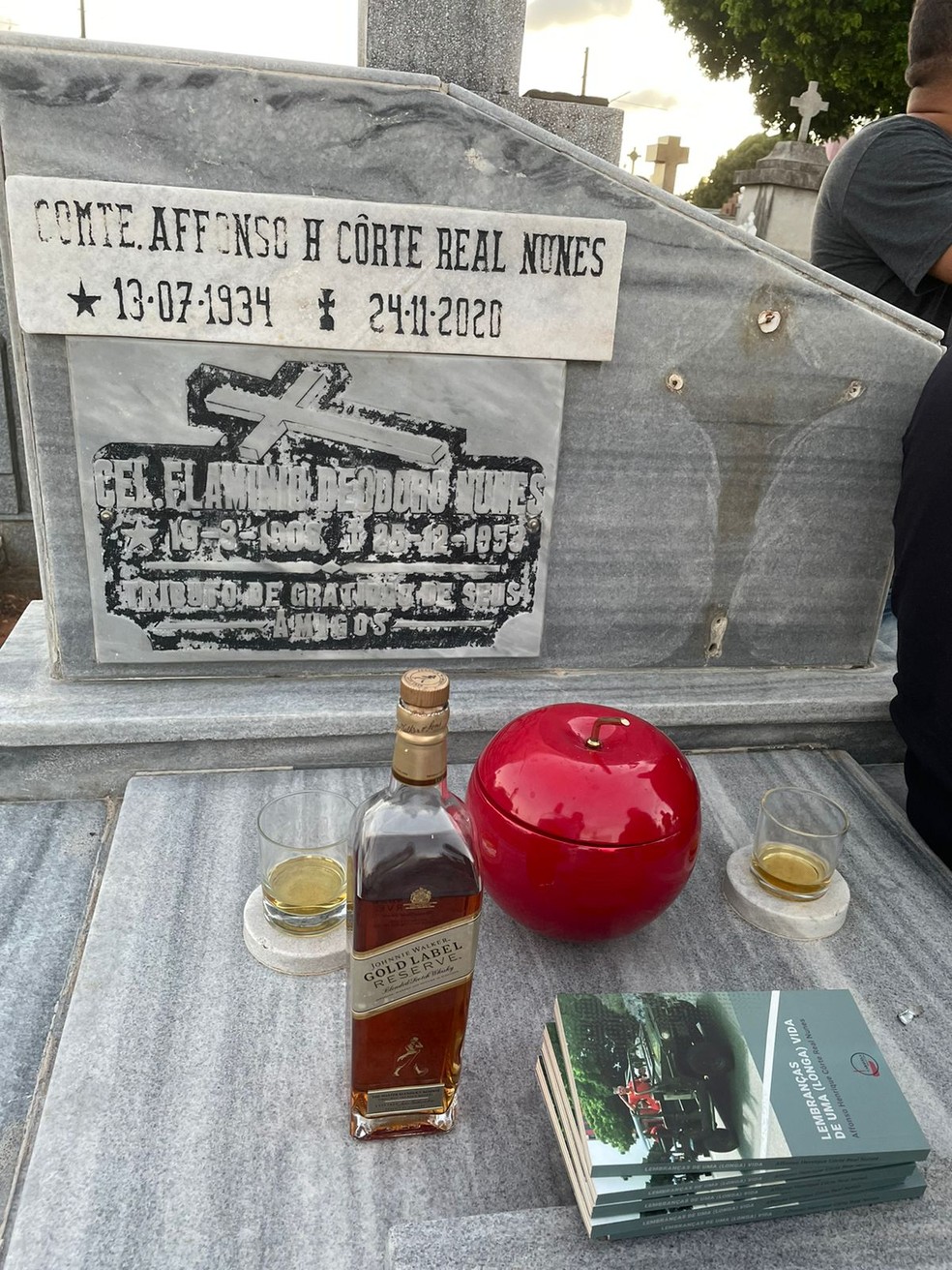 Potiguar comemora aniversário do pai no Cemitério do Alecrim, em Natal — Foto: Arquivo pessoal